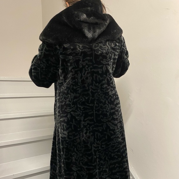 Fur coat - Picture 2 of 9